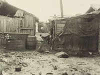 Stambena bijeda u Zagrebu 1924. godine. Nastambe u barakama iza zgrade gimnazije (Zbirka Vladimira Ćepulića)